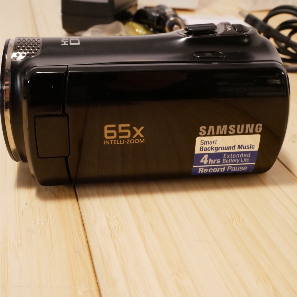 Samsung SMX-F54 Camcorder - 16GB Internal Memory (can also use SD cards) bundle - Picture 9 of 16